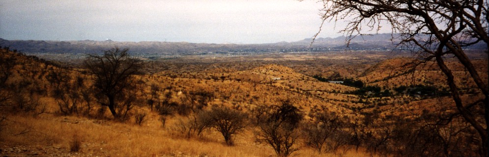 Damm mit Windhoek im Hintergrund