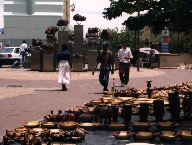 Straßenmarkt mit Meteoriten-Brunnen